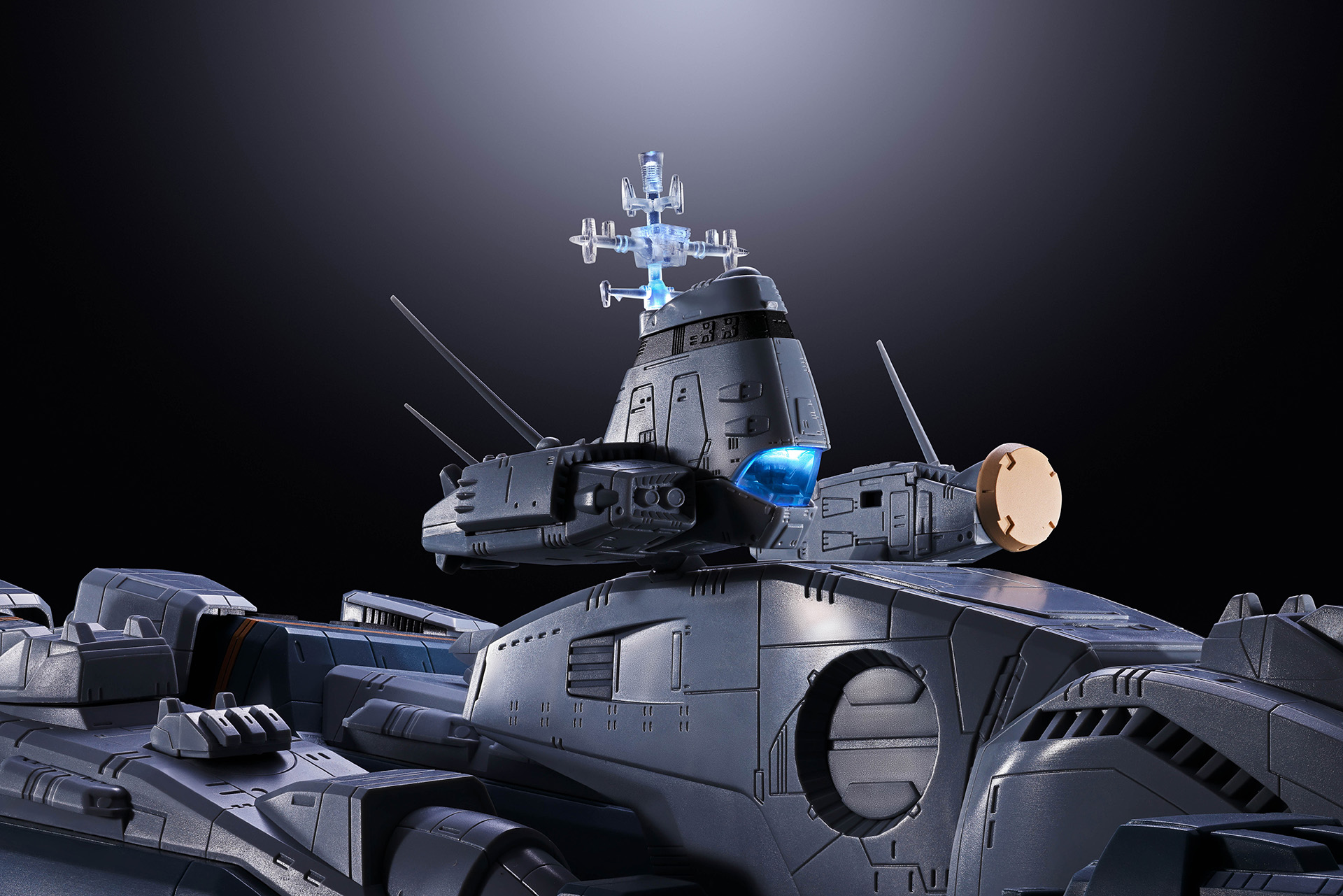艦橋は少し大きめにデザインされている