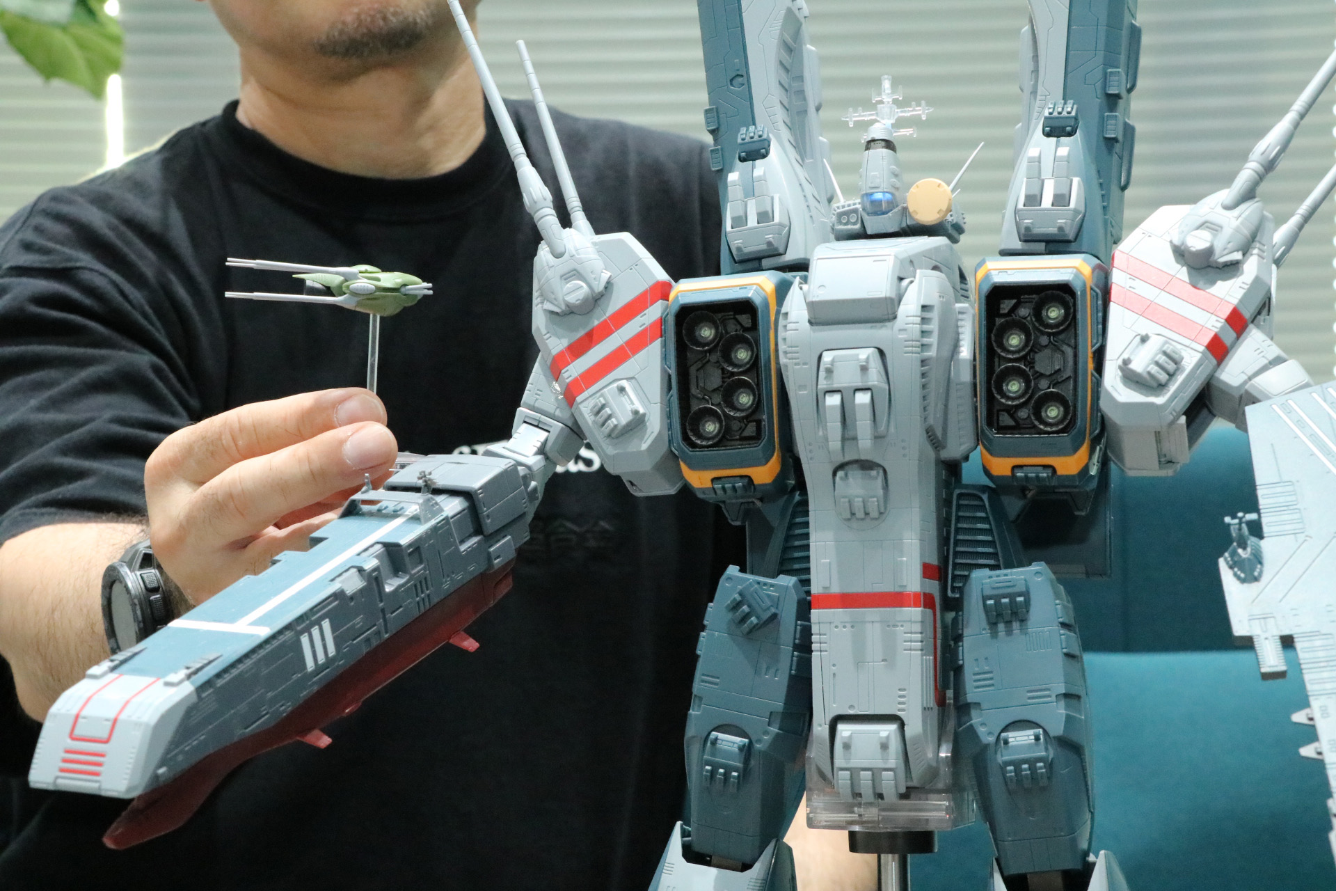「DX超合金 SDF-1 マクロス」と比較
