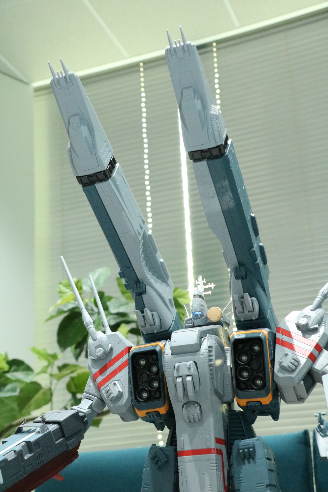 強攻型時の主砲を前に倒すことが可能