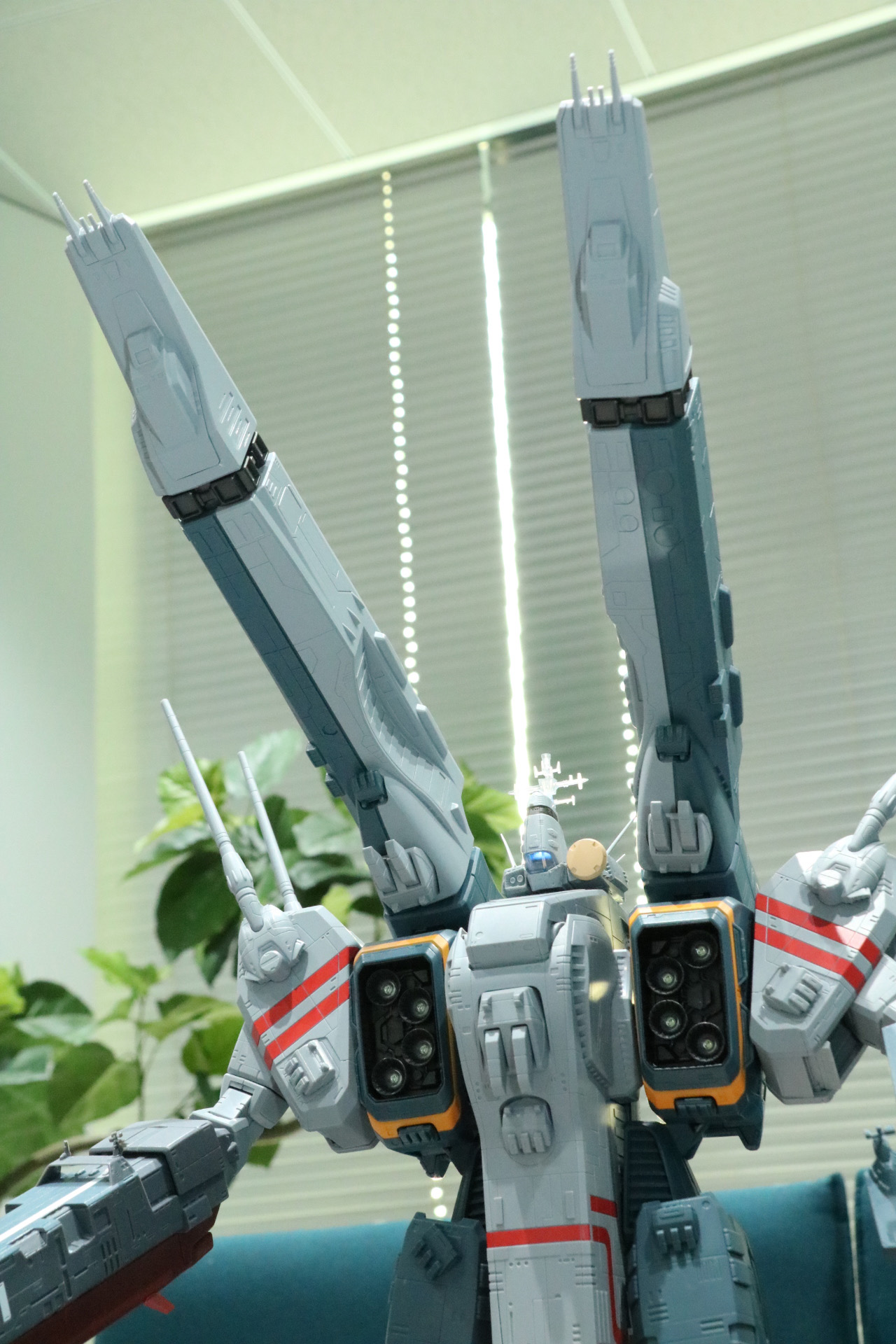 根元の軸可動によりパースを付けることができ、より迫力あるディスプレイが可能