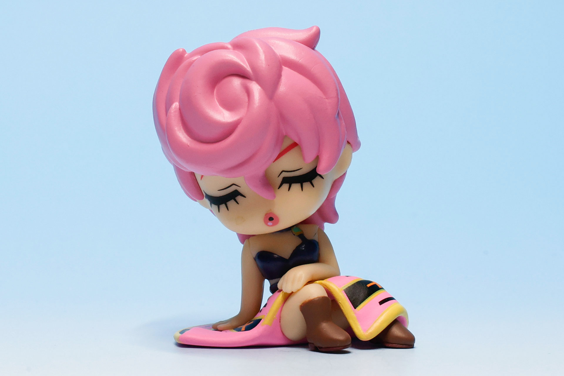 うたた寝しているような姿をしたトリッシュ