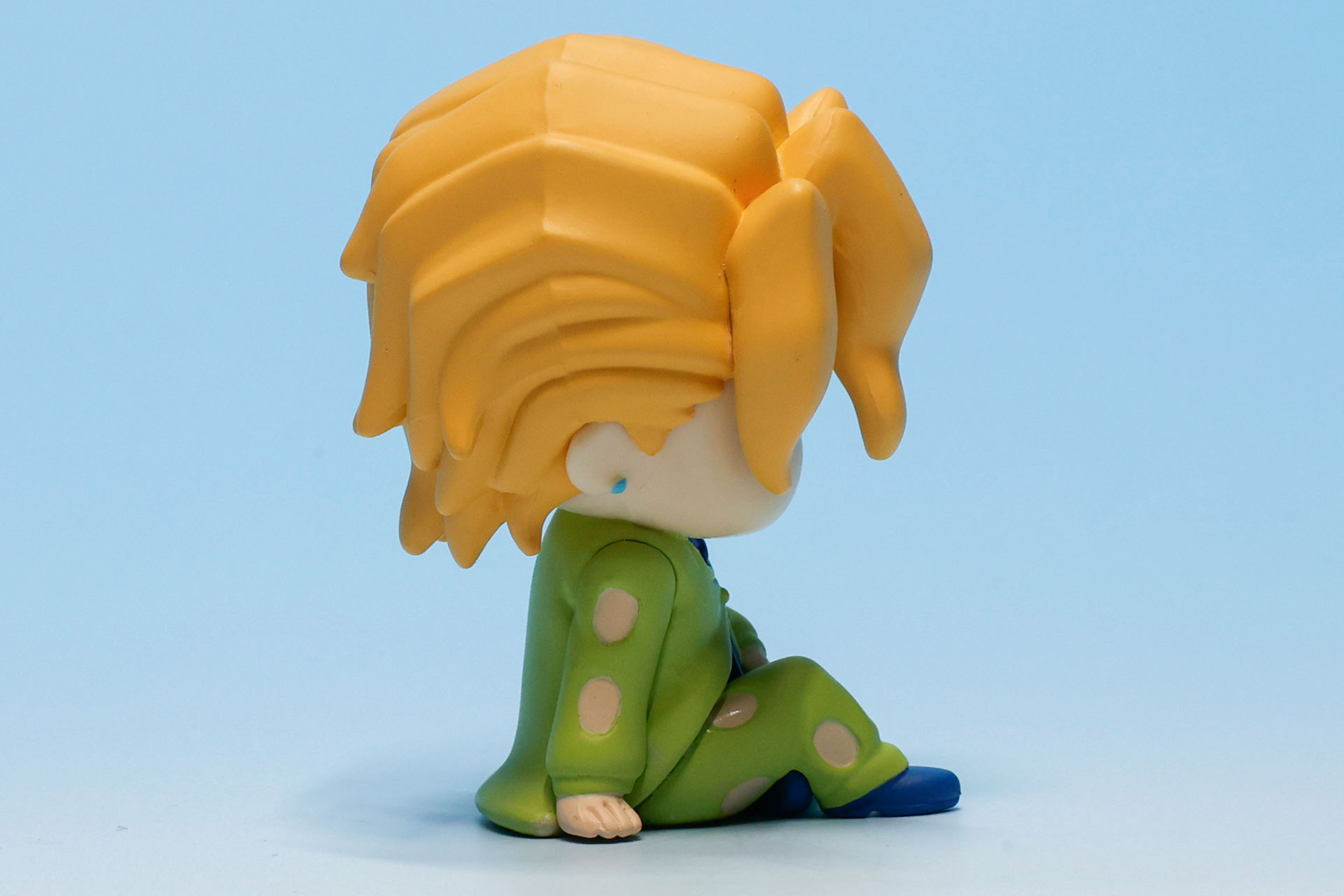 耳には青いピアスが付けられている