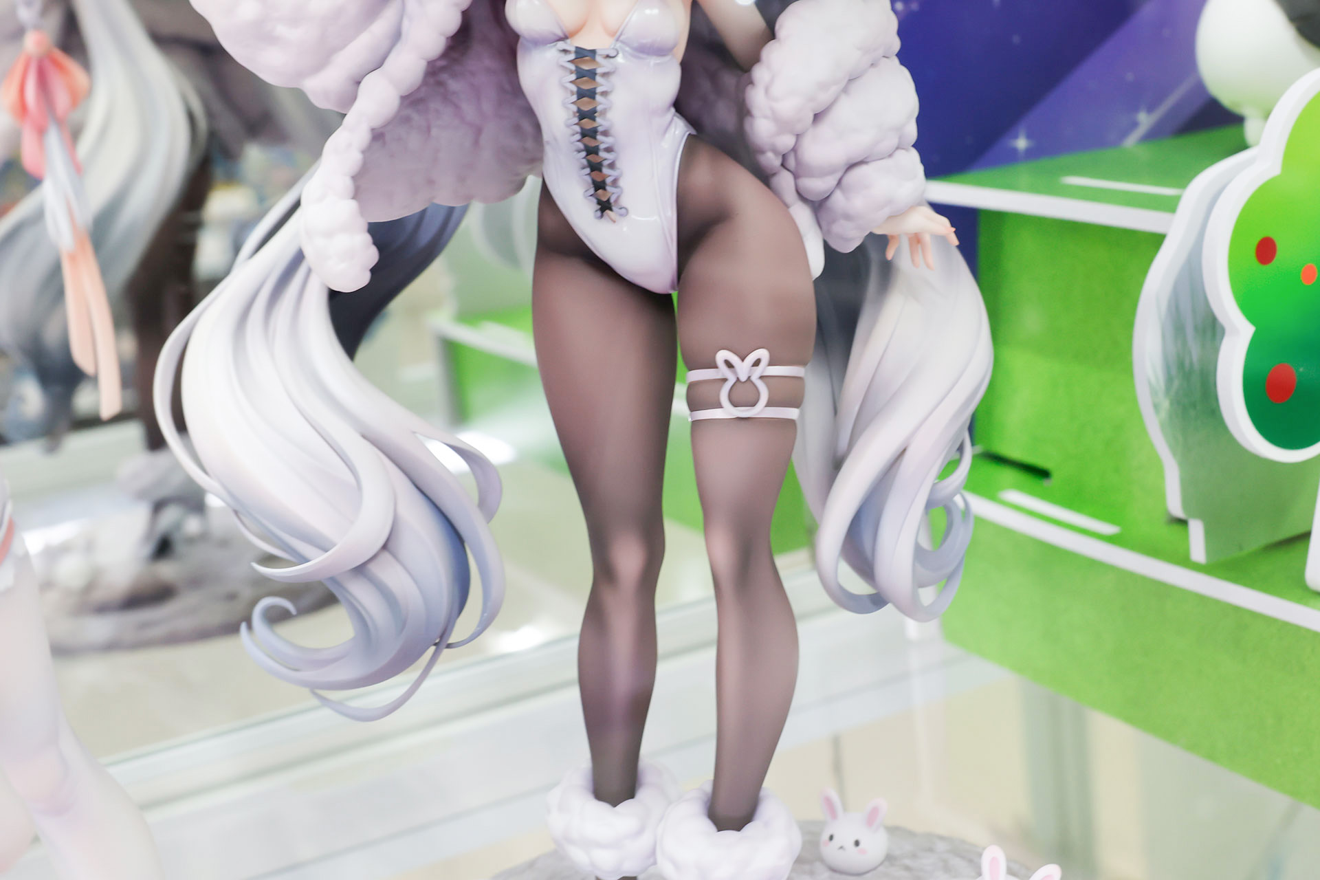 足は黒いタイツを履いている