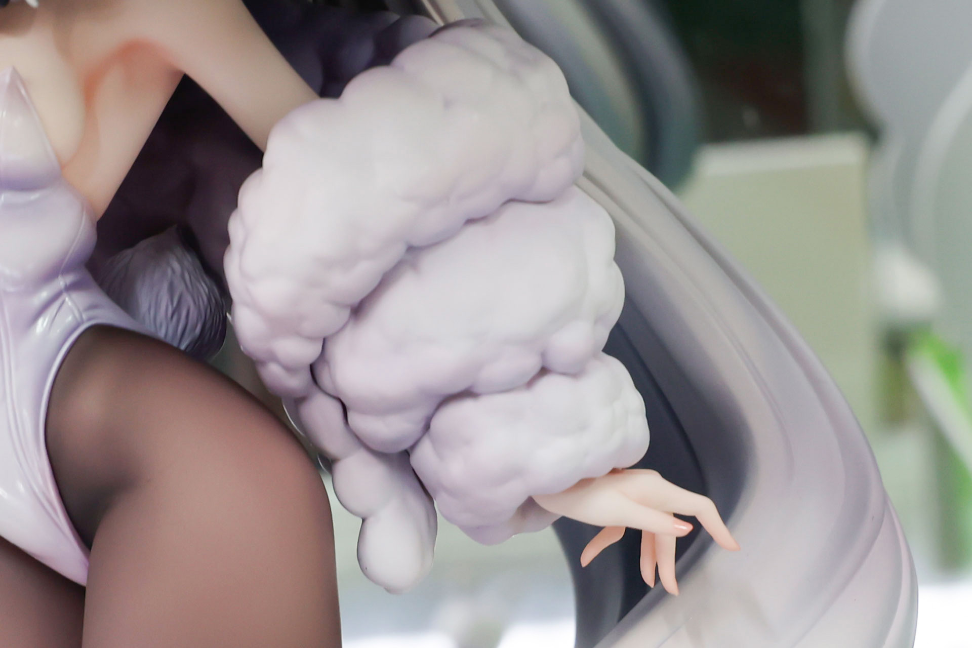 腕にもふもふとした衣装を身につけている
