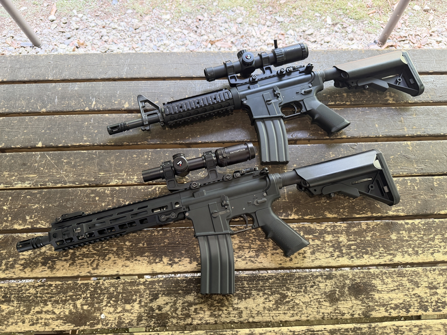 下が「FPR MK 4【RSモデル】」、上が「M4A1カービン」（ハンドガード、ストックを交換済み）