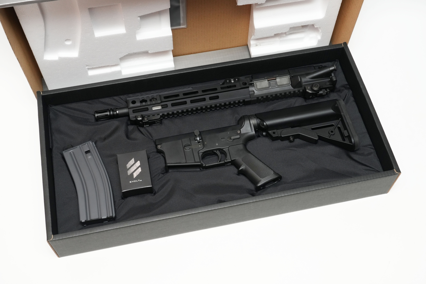 「M4A1カービン」と同様にアッパーレシーバーとロアレシーバーが分割された状態で梱包されている