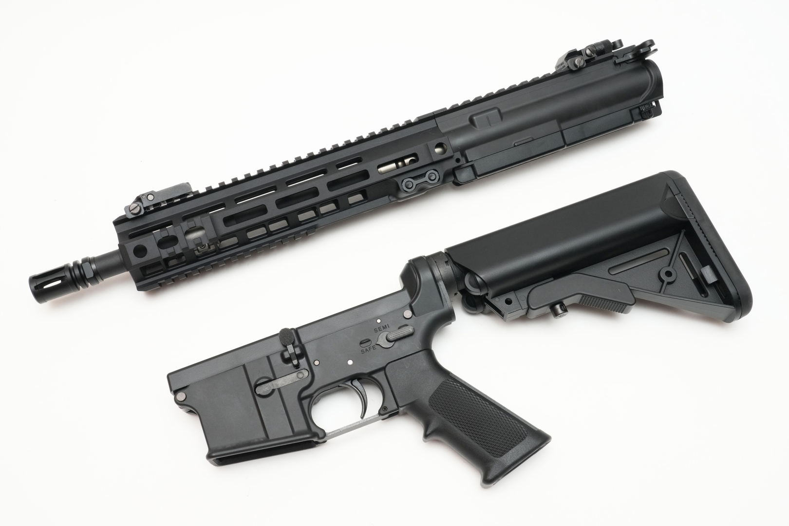 「M4A1カービン」と同様にアッパーレシーバーとロアレシーバーが分割された状態で梱包されている