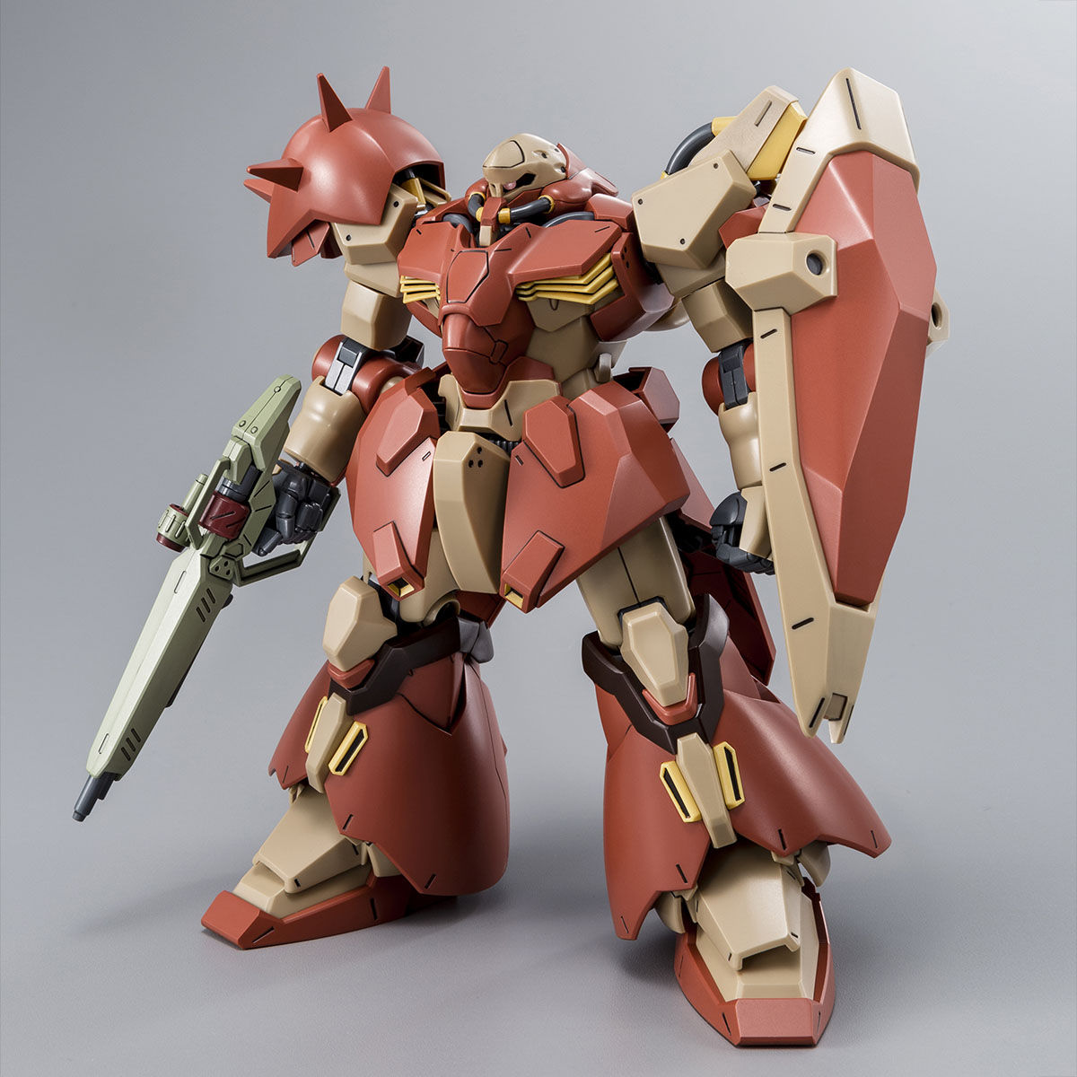 脚部に増加装甲を取り付けたＦ０２型