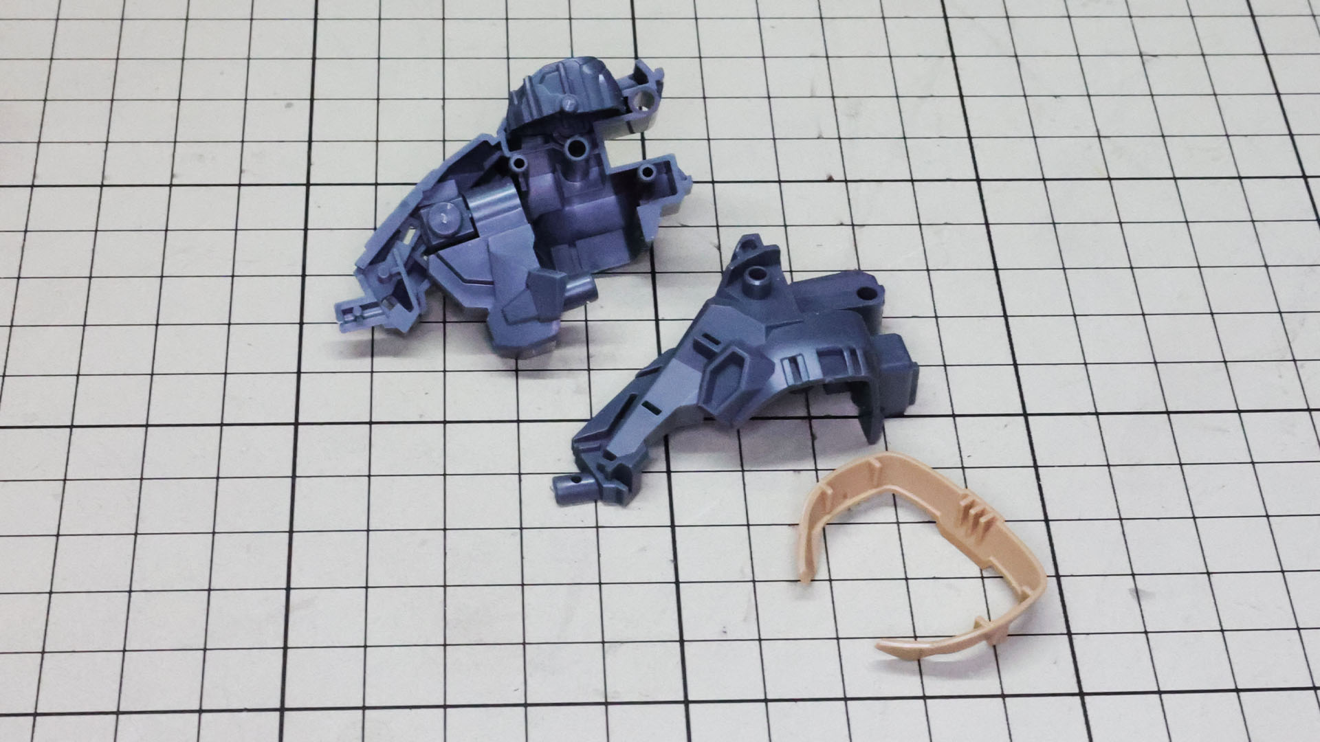 胸部はごついメカフレームが用意されています