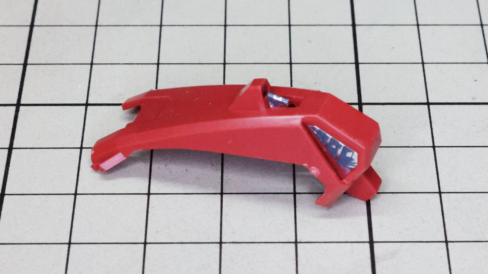 胸部前面の突起状装甲にはシールでの加飾が行われます。これはシールでの再現が有効な部分です