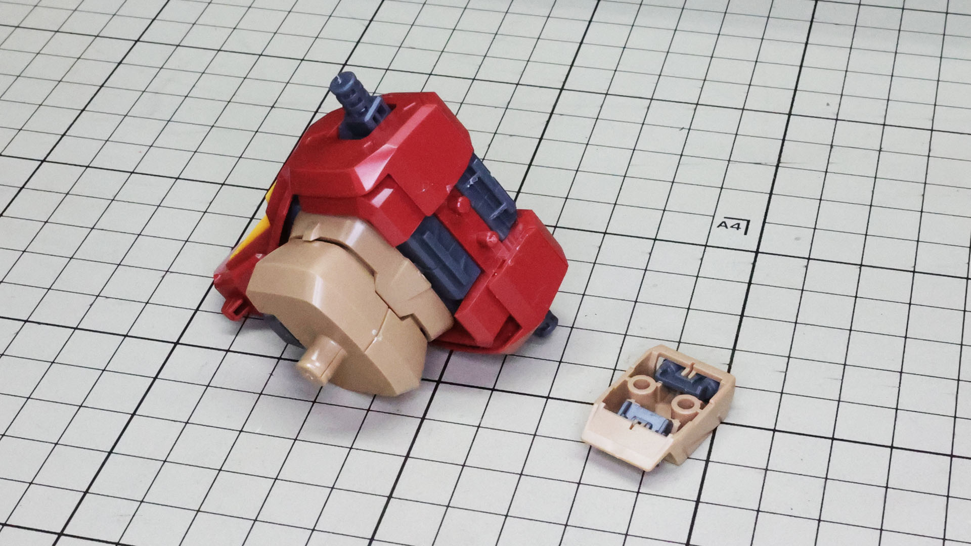 背面のスラスターは姿勢制御用に見えますね。装甲の内側からノズルパーツを取り付けます