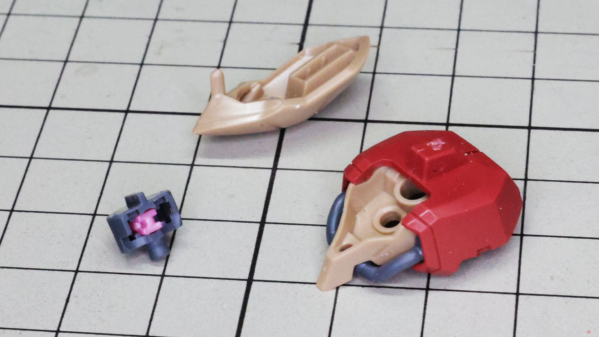 ひさしのパーツ、モノアイ・ターレットには裏からEYE1をはめ込みます。さらに好みでシールを貼るのですが、今回はシャープさを優先し、シールは貼っていません