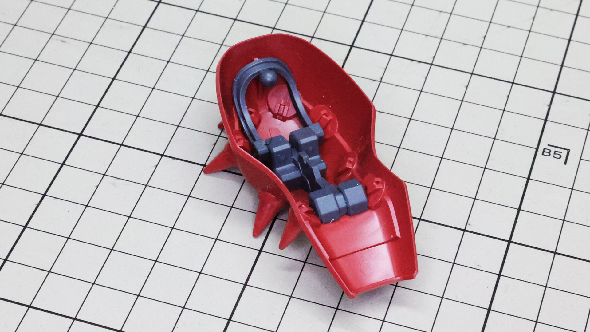 裏側にはメカフレームが取り付けられます