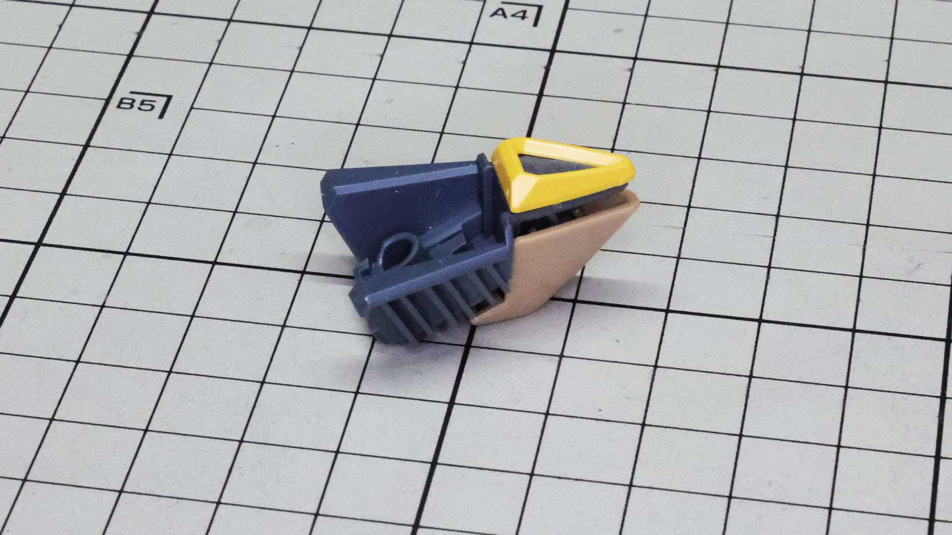 左肩の装甲の先端のスラスターガードもカラー再現されます