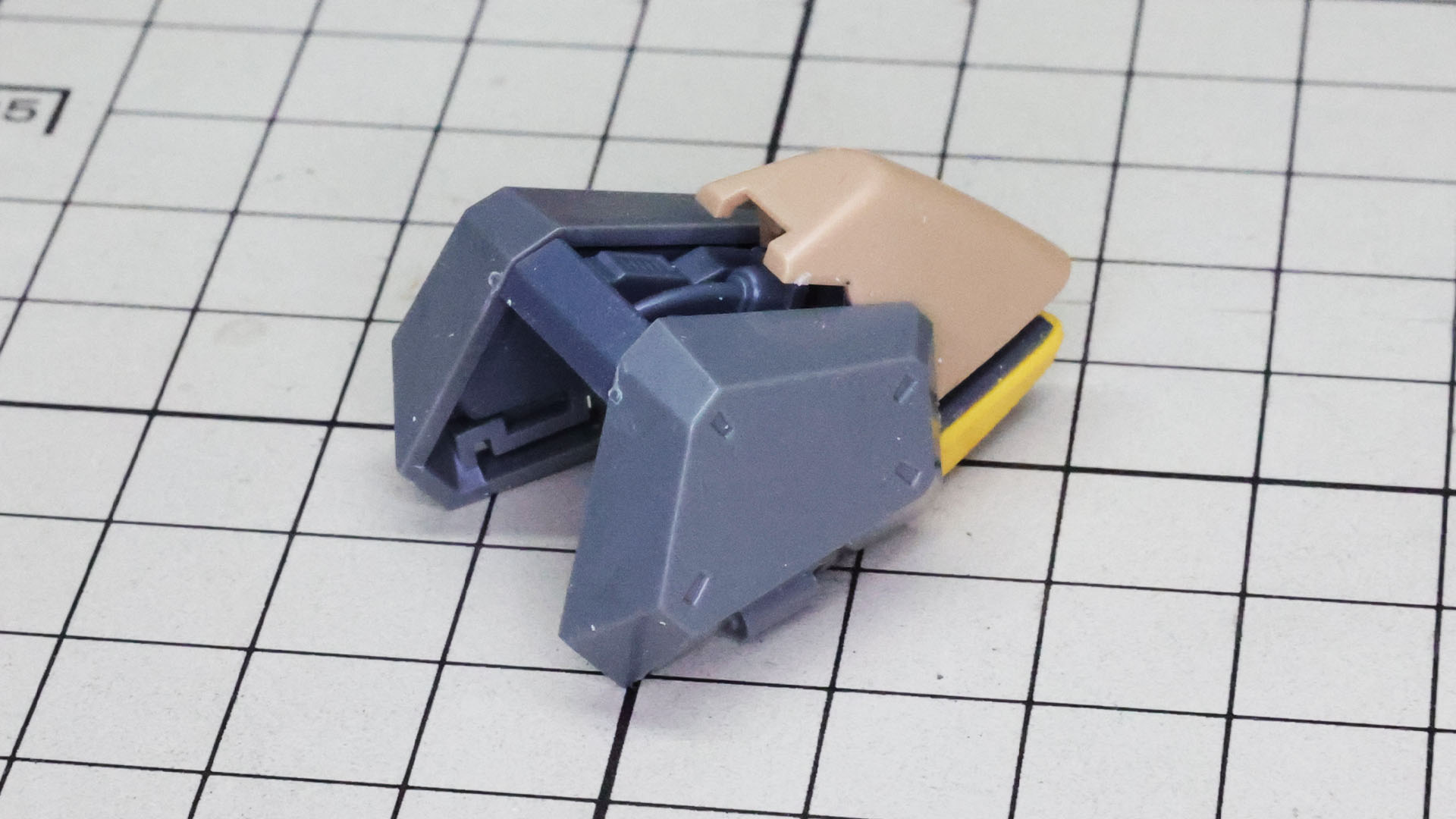 ガウマン機の“塗装が間に合わなかった”装甲を取り付けます