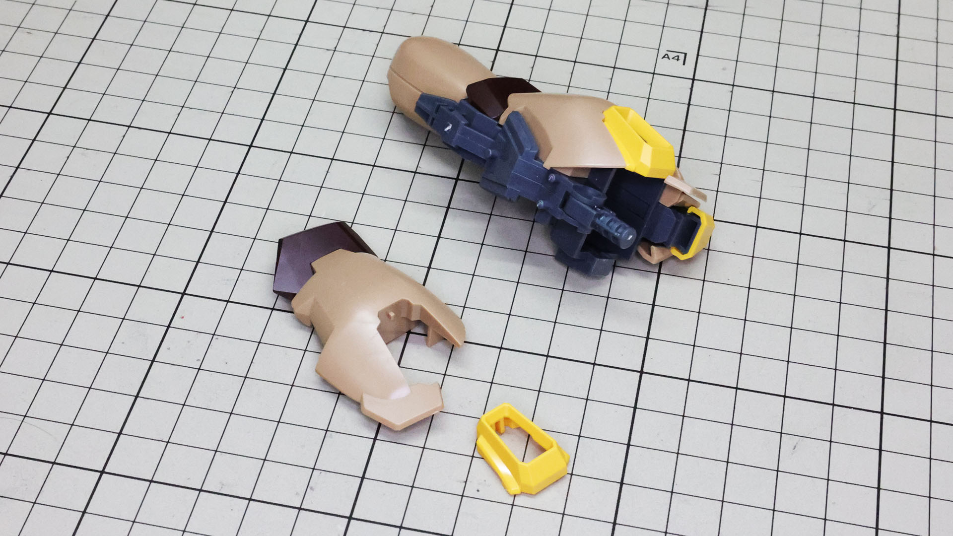 脛下側面の装甲を取り付けます。カラー分けも以下略です。