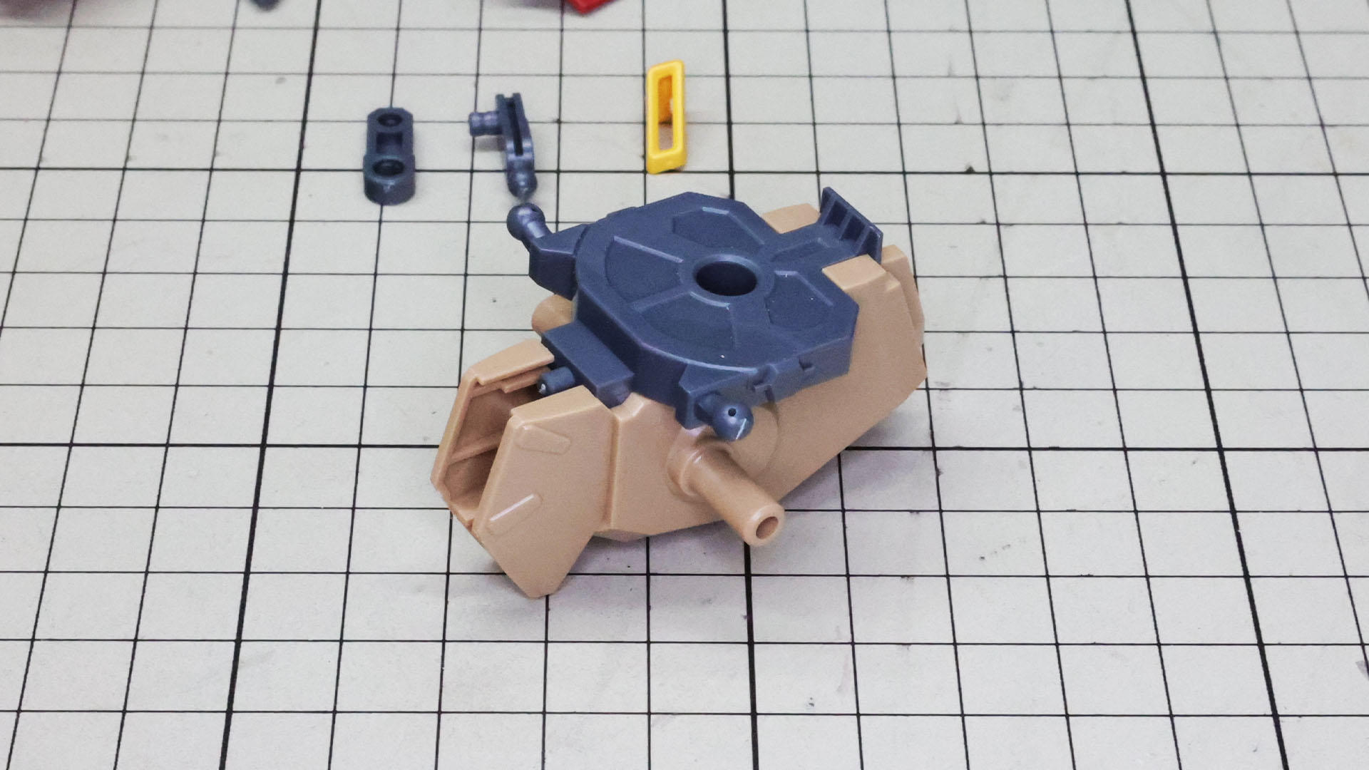 中央ブロックを組んでいきます。メカフレームと装甲パーツで構成されます