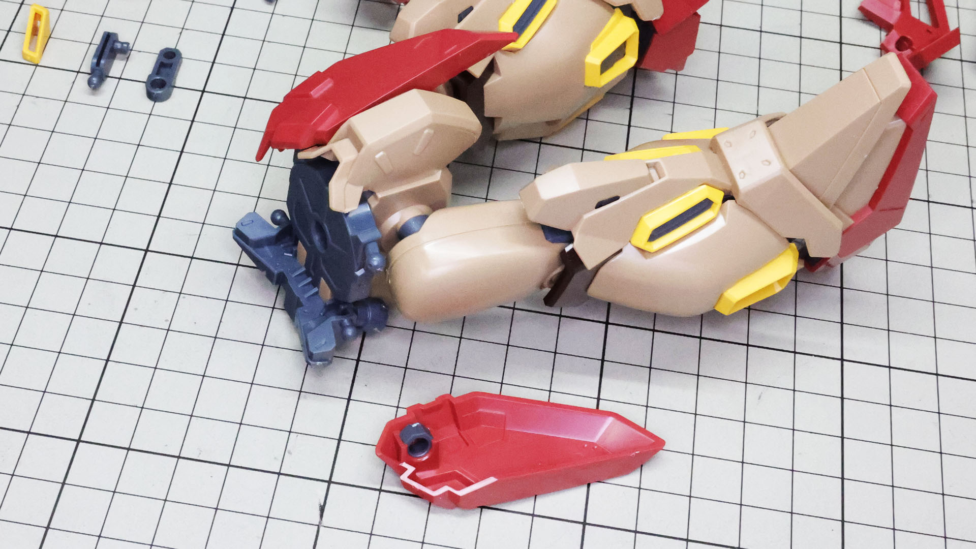 フロントアーマーに接続部を取り付けます