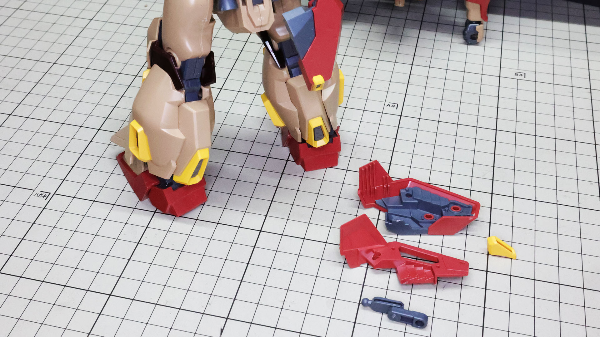 リアアーマー内部にはメカフレームが入り、スラスターガードも取り付けられます