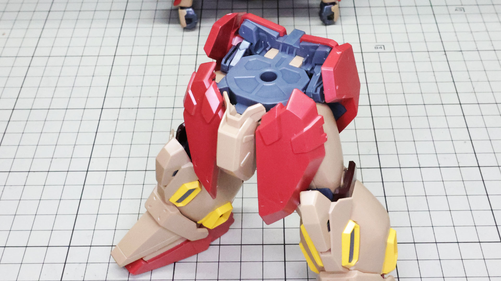 リアアーマーは接続アームの位置に注意して定位置に持っていき、腰部・下半身が完成です