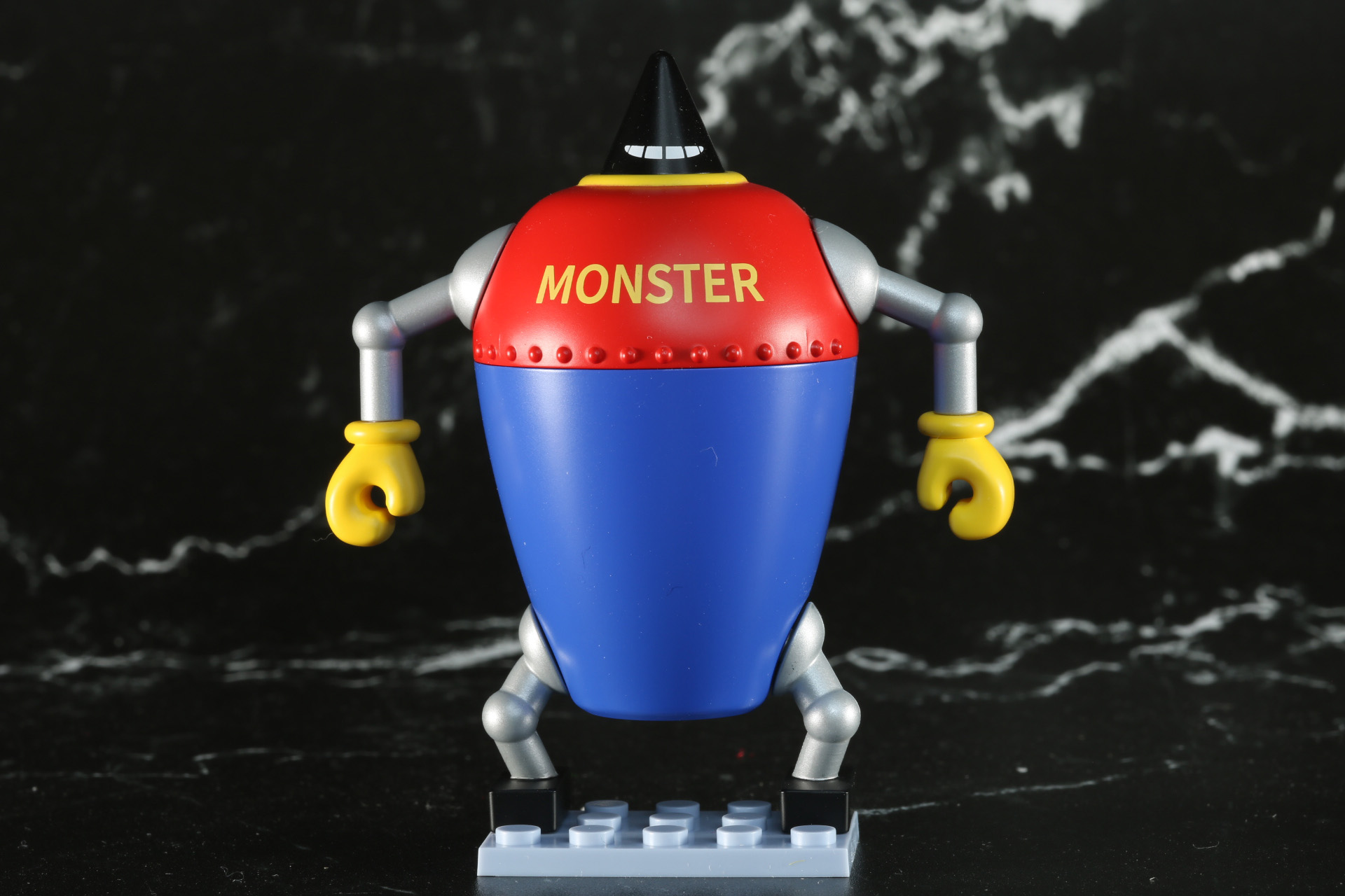 「BRICKROID モンスター」。全高約8.5cmのビッグサイズで登場