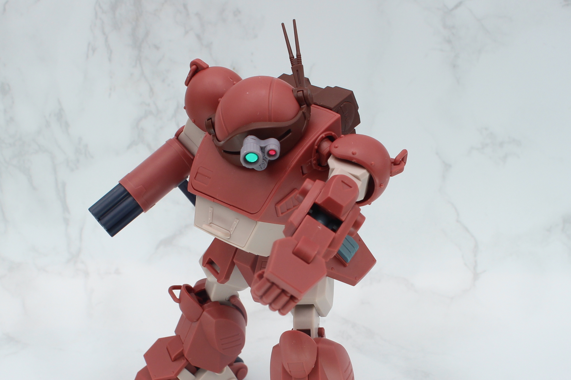 左腕にはアームパンチのギミックがある