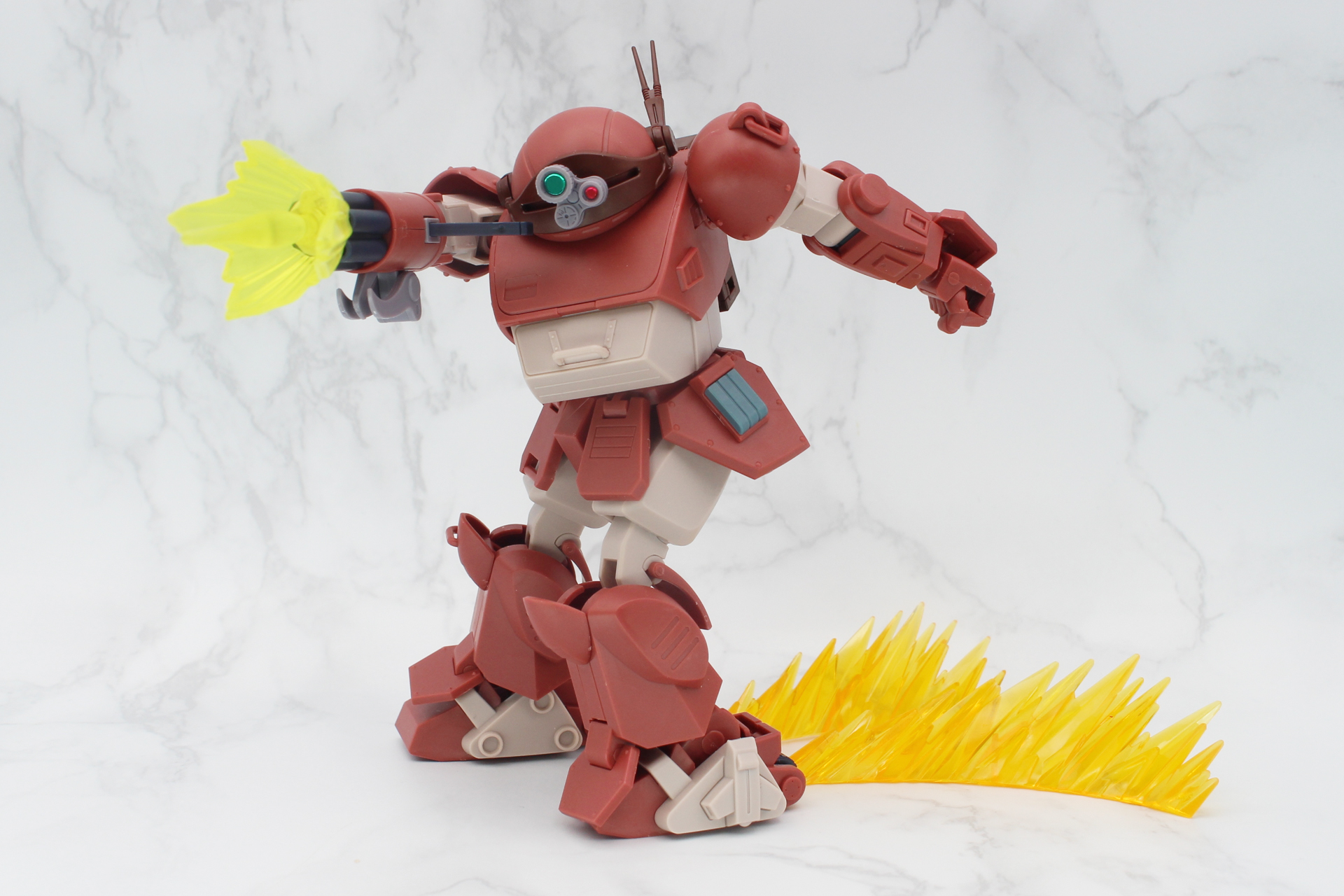 別売りの「拡張パーツセット1」のローラーダッシュエフェクトと、「カスタマイズエフェクト (アクションイメージVer.) [イエロー]」を使って攻撃シーンを再現。雰囲気が一気に高まる