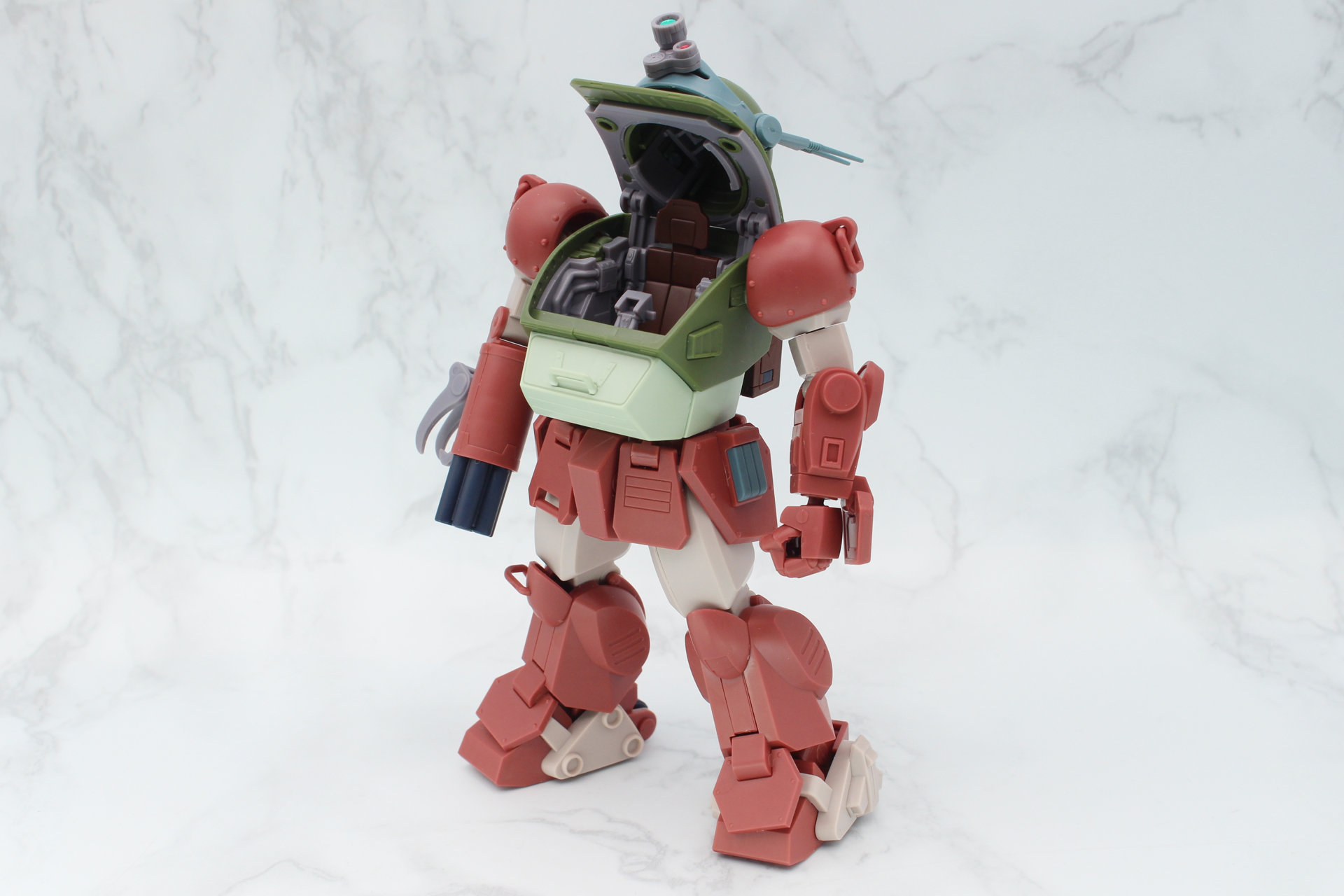 パーツは互換性があるのでカスタマイズも楽しめる。これは「拡張パーツセット1」のコクピットと交換したもの。設定通りにするには塗装が必要となる
