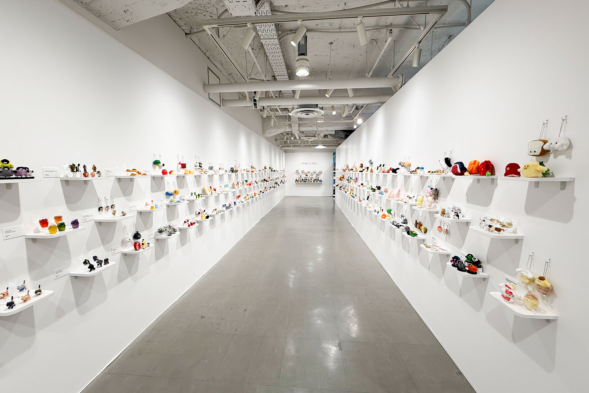通路の壁には歴代カプセルトイが展示されている