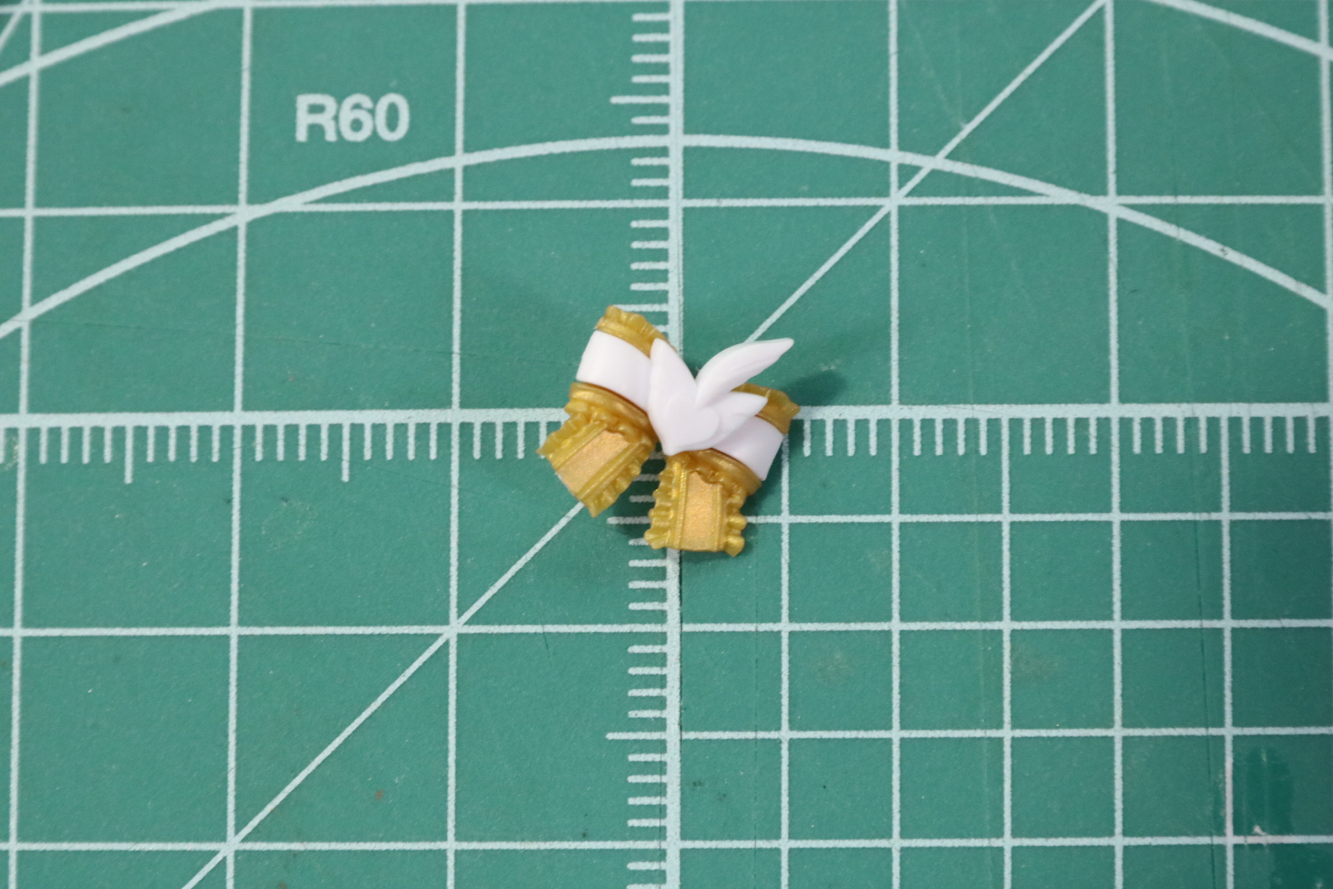 ブローチパーツはプラスチックシールを貼る。ハートのシールはメタリックピンクとピンクの2種から選択して貼る