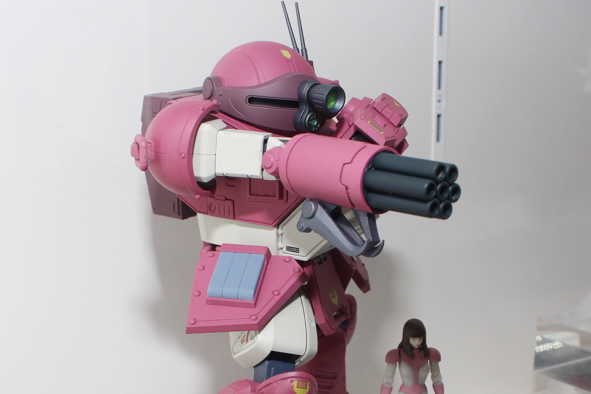 ほかのATにはない特徴的な右腕の武装、ガトリングガン＆アイアンクロー