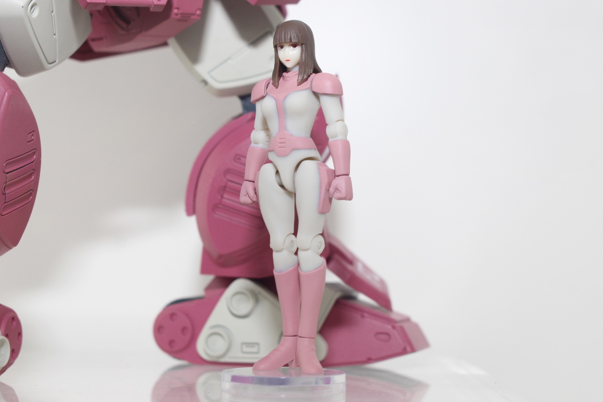「HI-METAL R スコープドッグ（宇宙戦仕様）」に付属したフィアナとは違う、ピンクのスーツカラーとなった。ヘルメット時の頭部も用意され、本体に搭乗可能だ