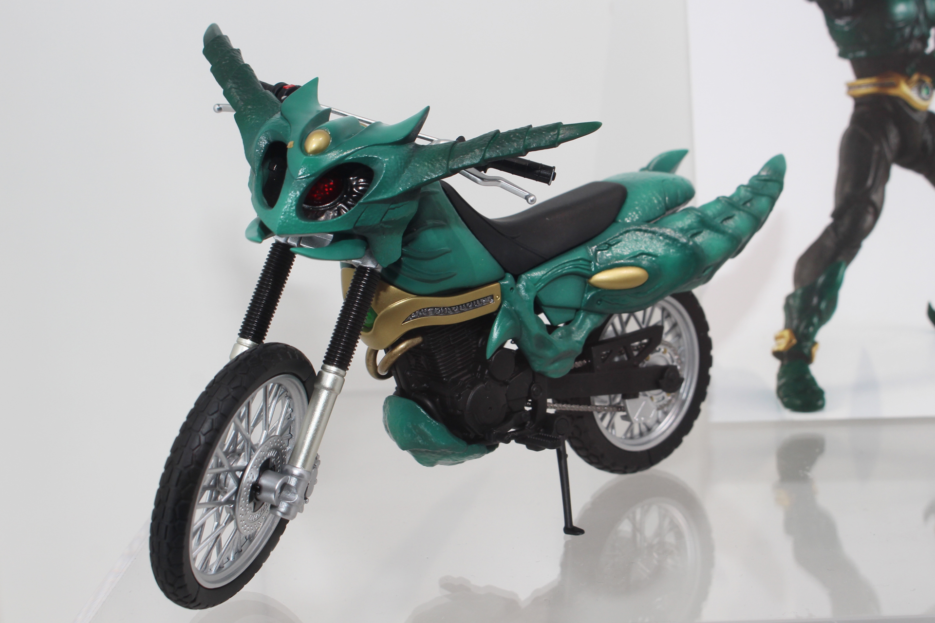 仮面ライダーギルスの姿によく似た、生物的なデザインのバイクだ