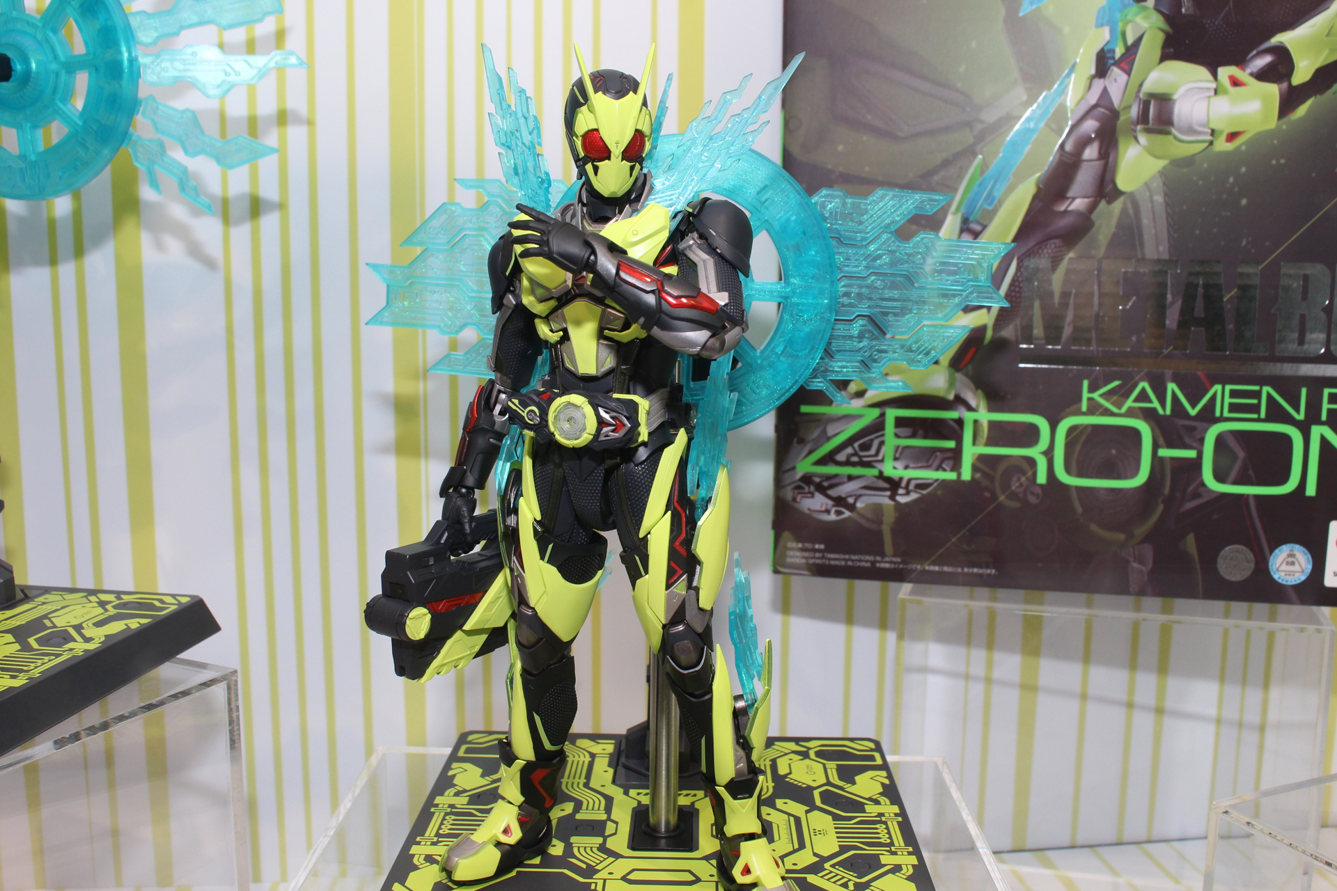 こちらは発売中の「METAL BUILD 仮面ライダーゼロワン」。その違いを比べてみてほしい