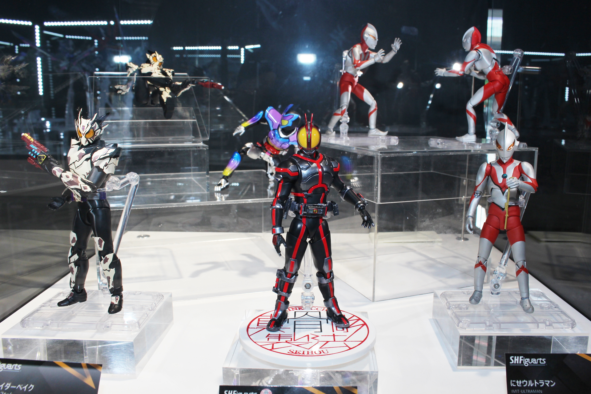 「TAMASHII NATIONS LIVE ACTION FIGURE EXPO 2026」開催記念アイテムの展示ケース