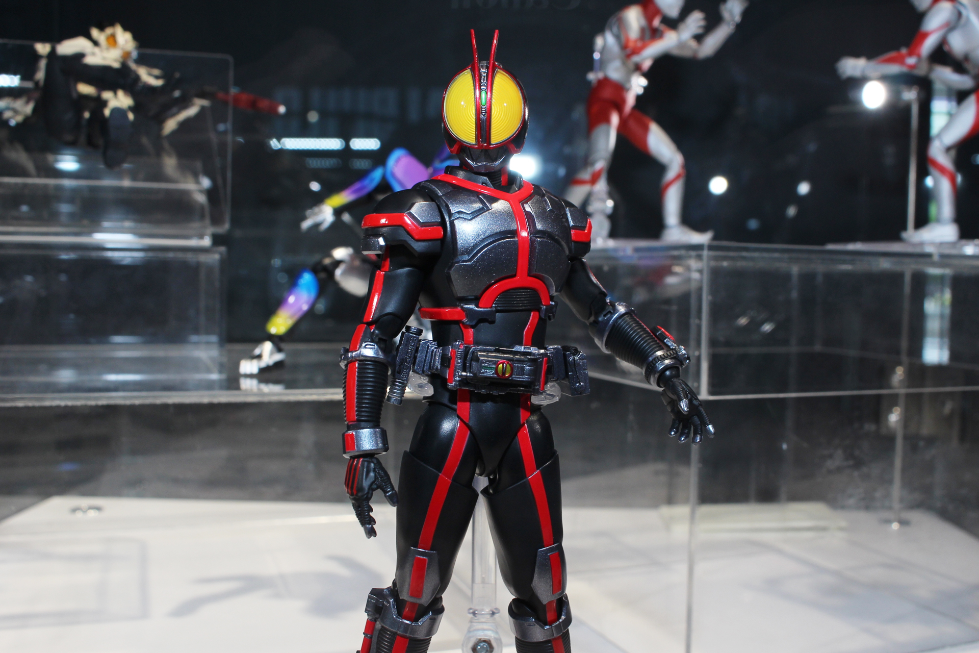 「S.H.Figuarts（真骨彫製法） 仮面ライダーファイズ Night Color Ver.」。7月発送予定。価格は11,000円。プレミアムバンダイ販売商品（CTM会員向け先着／抽選販売、以下同）
