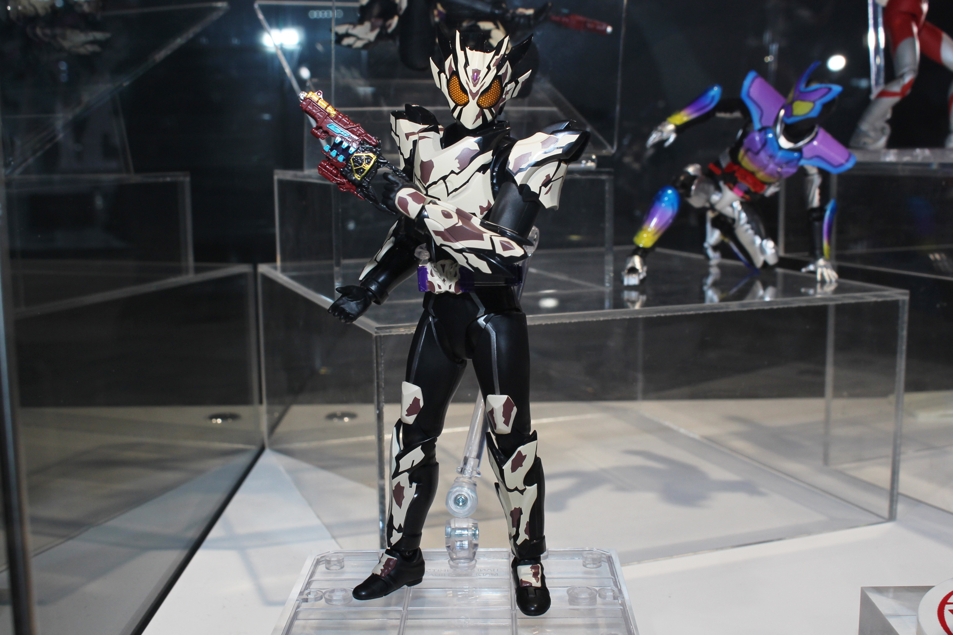 「S.H.Figuarts 仮面ライダーベイク ブレイクッキーフォーム」。7月発送予定。価格は8,800円。プレミアムバンダイ販売商品