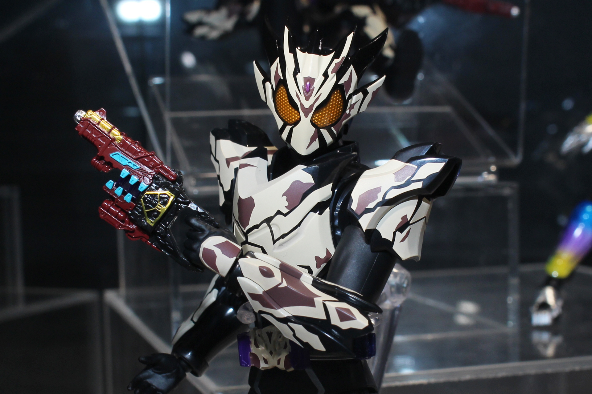 チョコチップクッキーのカラーをまとった仮面ライダーベイク