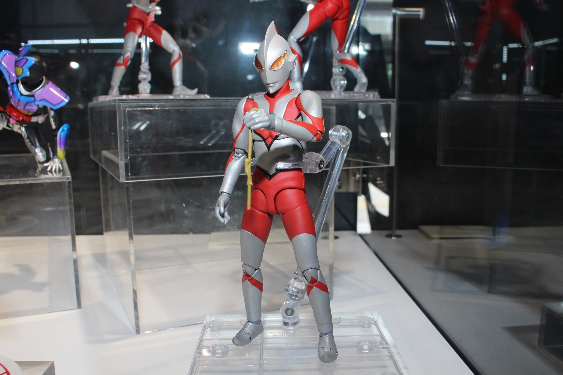 「S.H.Figuarts にせウルトラマン」。7月発送予定。価格は8,800円。プレミアムバンダイ販売商品