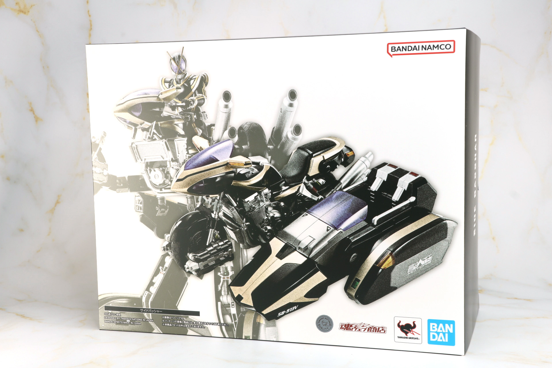 別売りの「S.H.Figuarts（真骨彫製法） 仮面ライダーカイザ」と比較。S.H.Figuartsシリーズのバイクアイテムの中でも別格の大きさとなっている