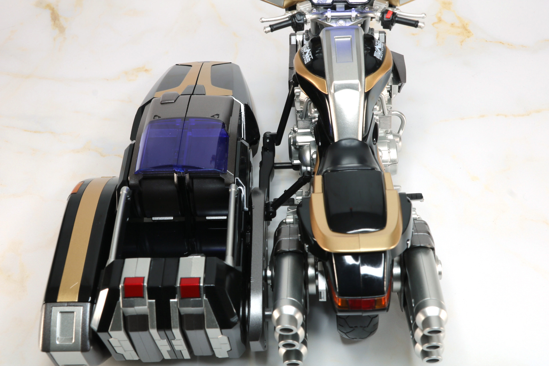 バイク本体とニーラーシャトルを連結