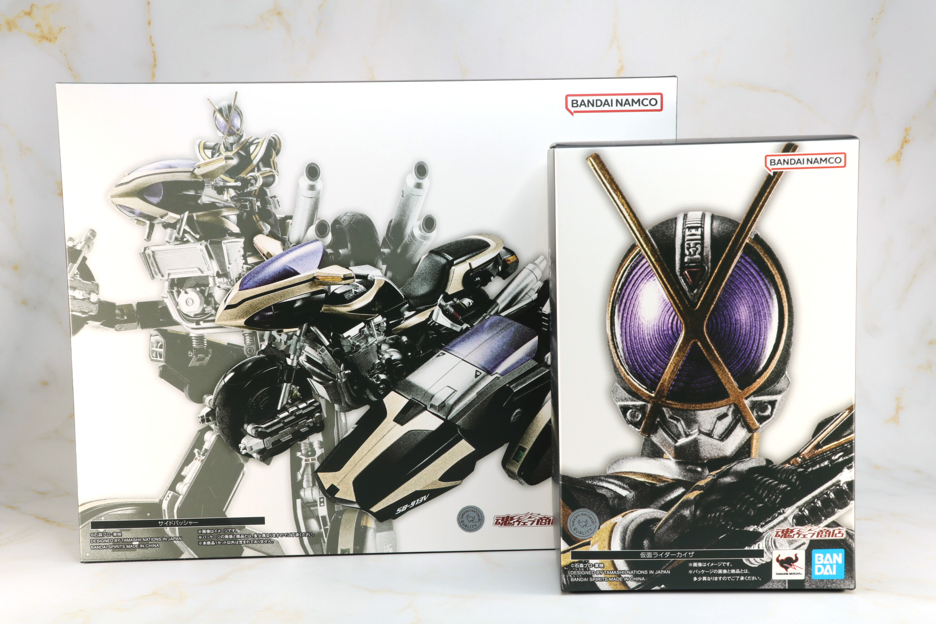 別売りの「S.H.Figuarts（真骨彫製法） 仮面ライダーカイザ」と比較。S.H.Figuartsシリーズのバイクアイテムの中でも別格の大きさとなっている