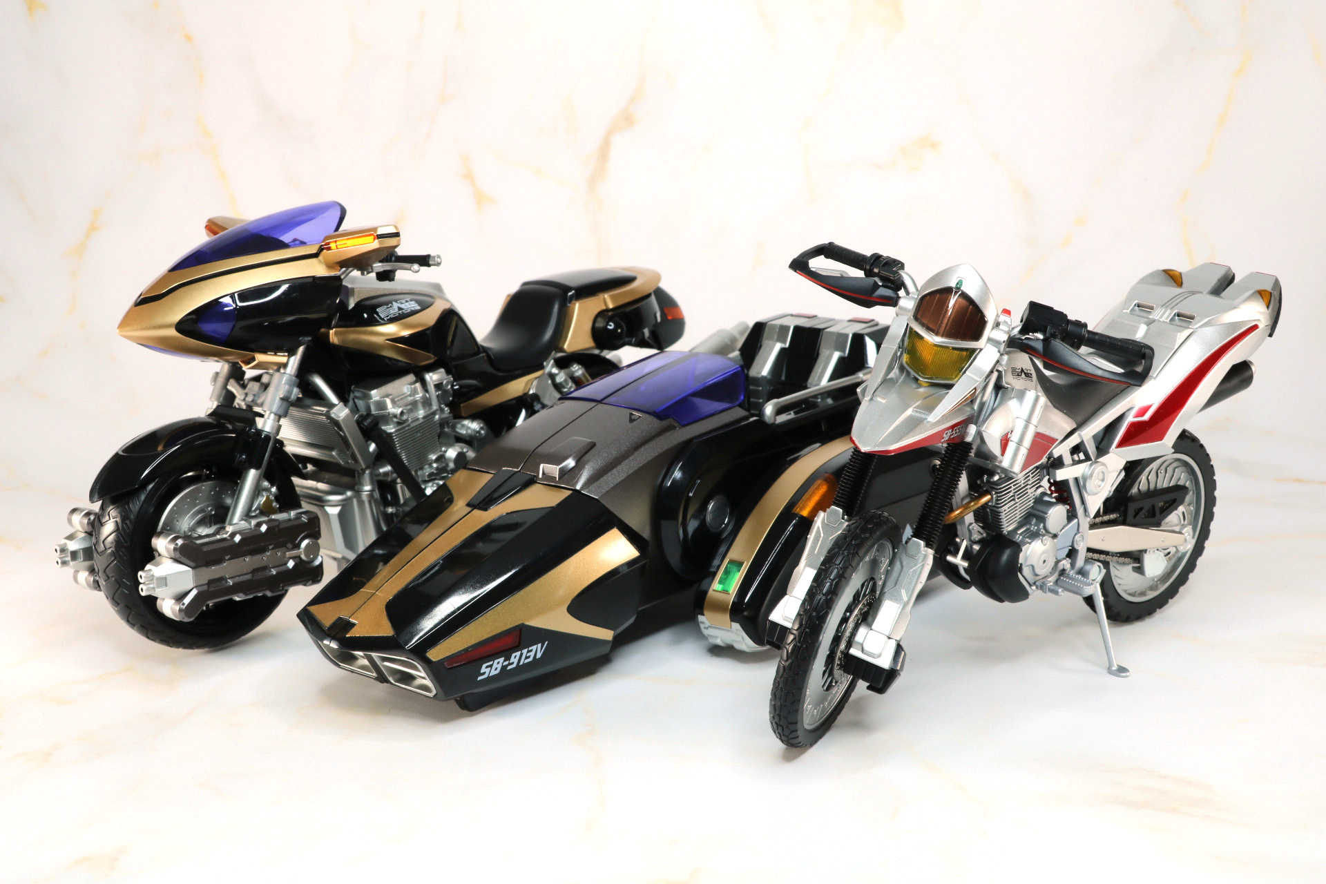 別売りの「S.H.Figuarts オートバジン（ビークルモード）」とサイズ比較