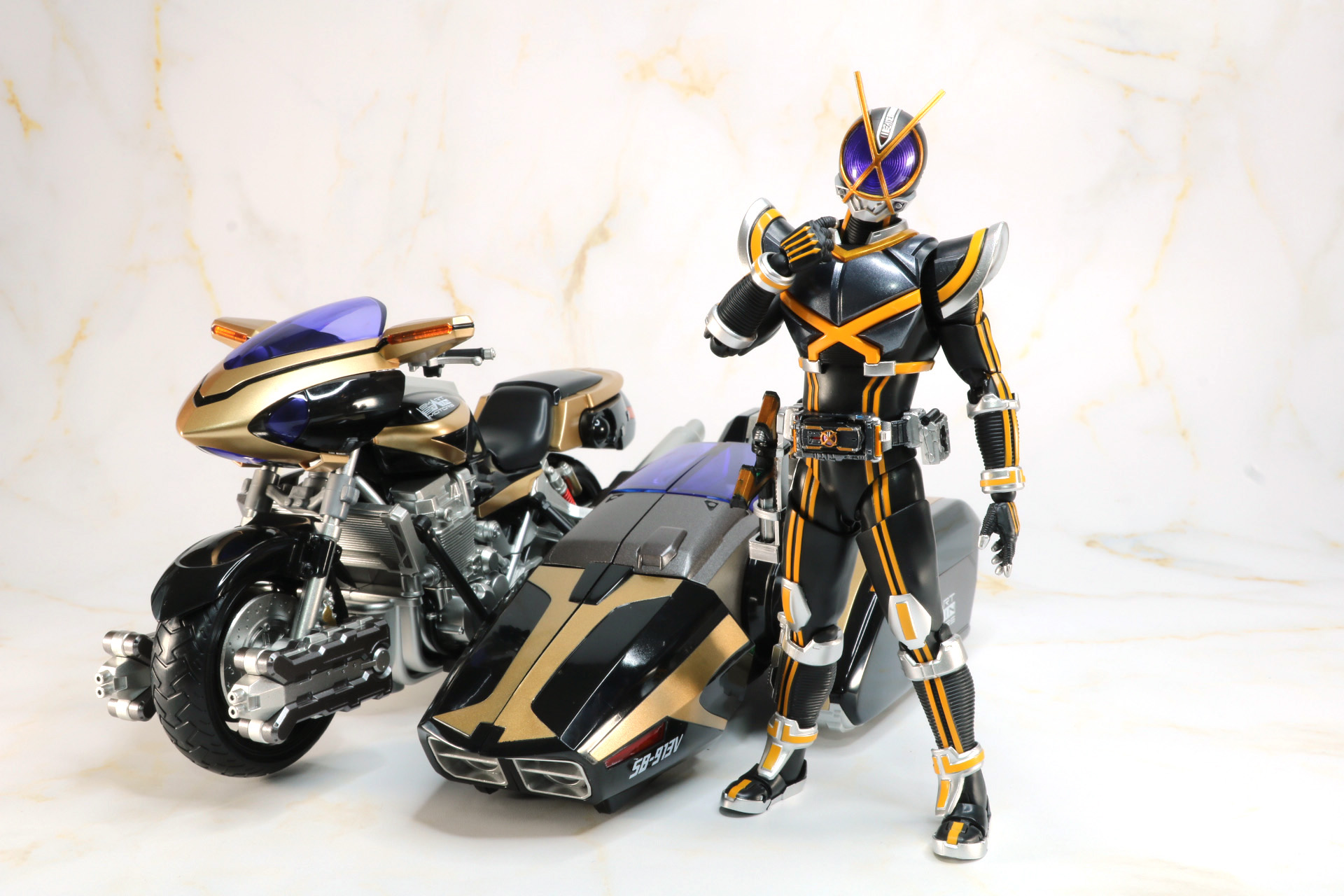 別売りの「S.H.Figuarts（真骨彫製法） 仮面ライダーカイザ」とサイズ比較