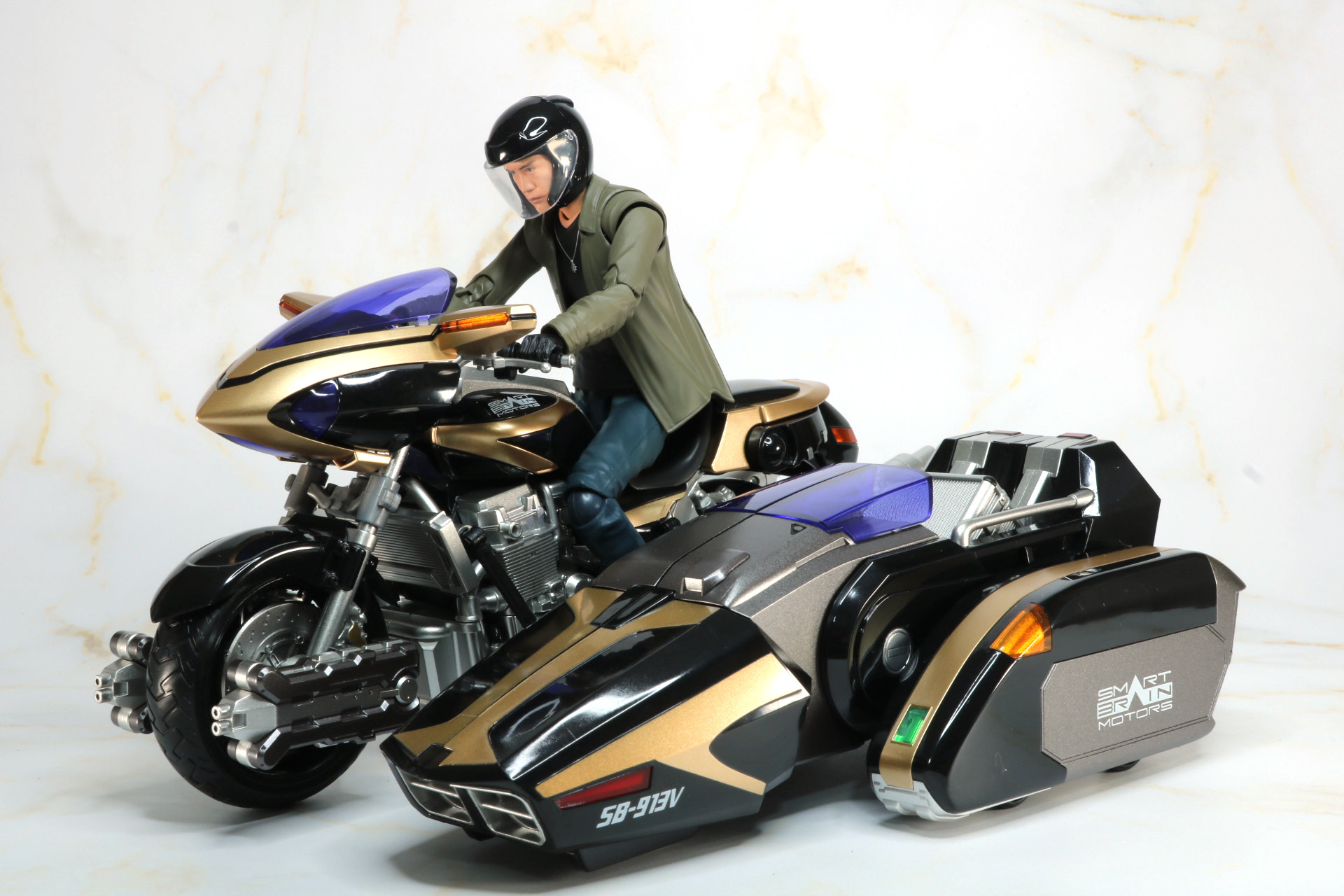 「S.H.Figuarts 草加雅人」を「S.H.Figuarts サイドバッシャー」に搭乗
