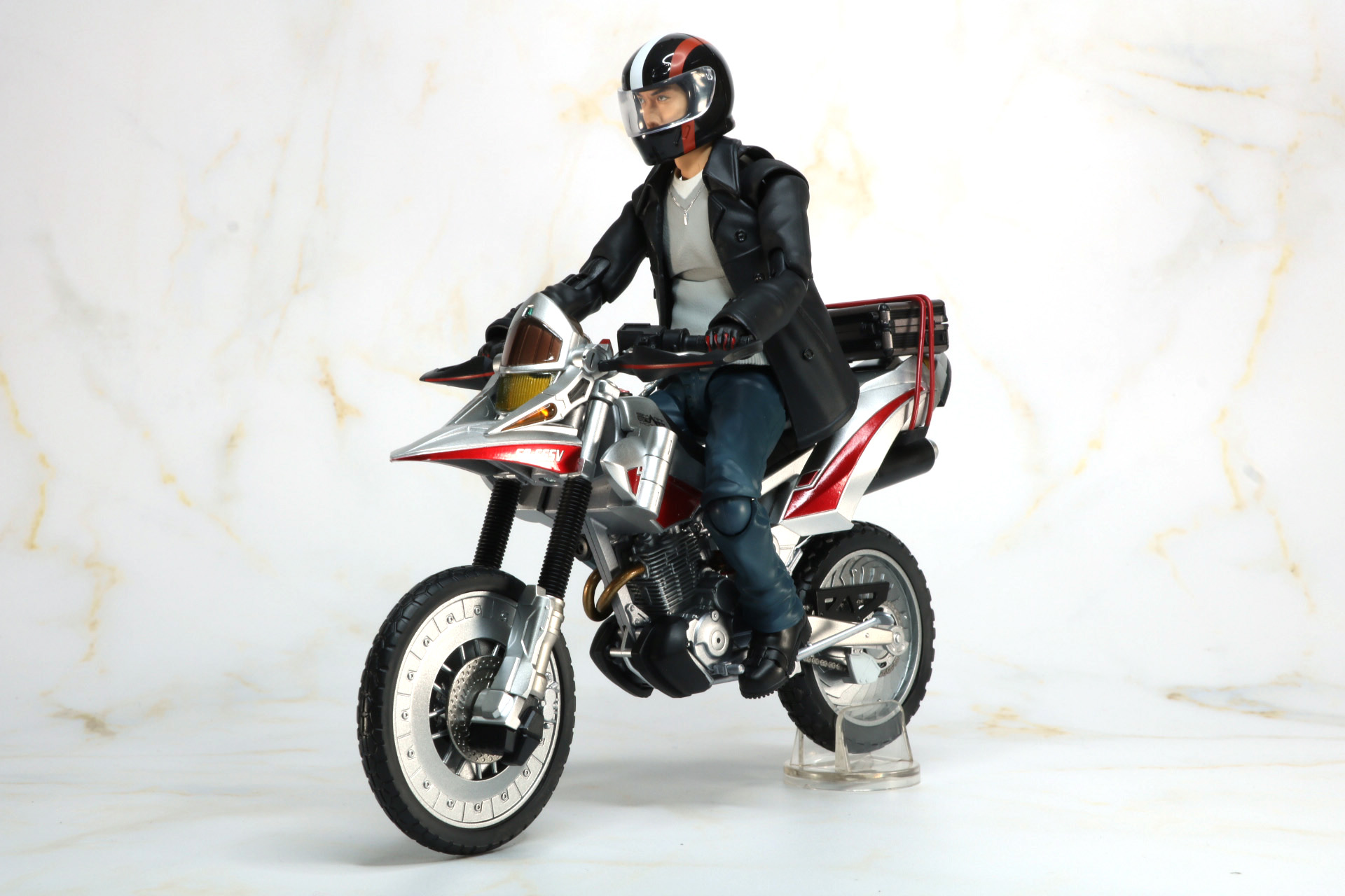 「S.H.Figuarts 乾巧」を「S.H.Figuarts オートバジン（ビークルモード）」に搭乗。劇中のライディングスタイルを再現することができる