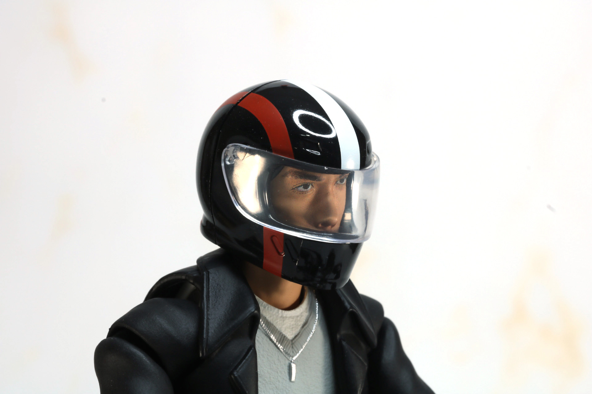 「S.H.Figuarts 乾巧」にヘルメットを装着