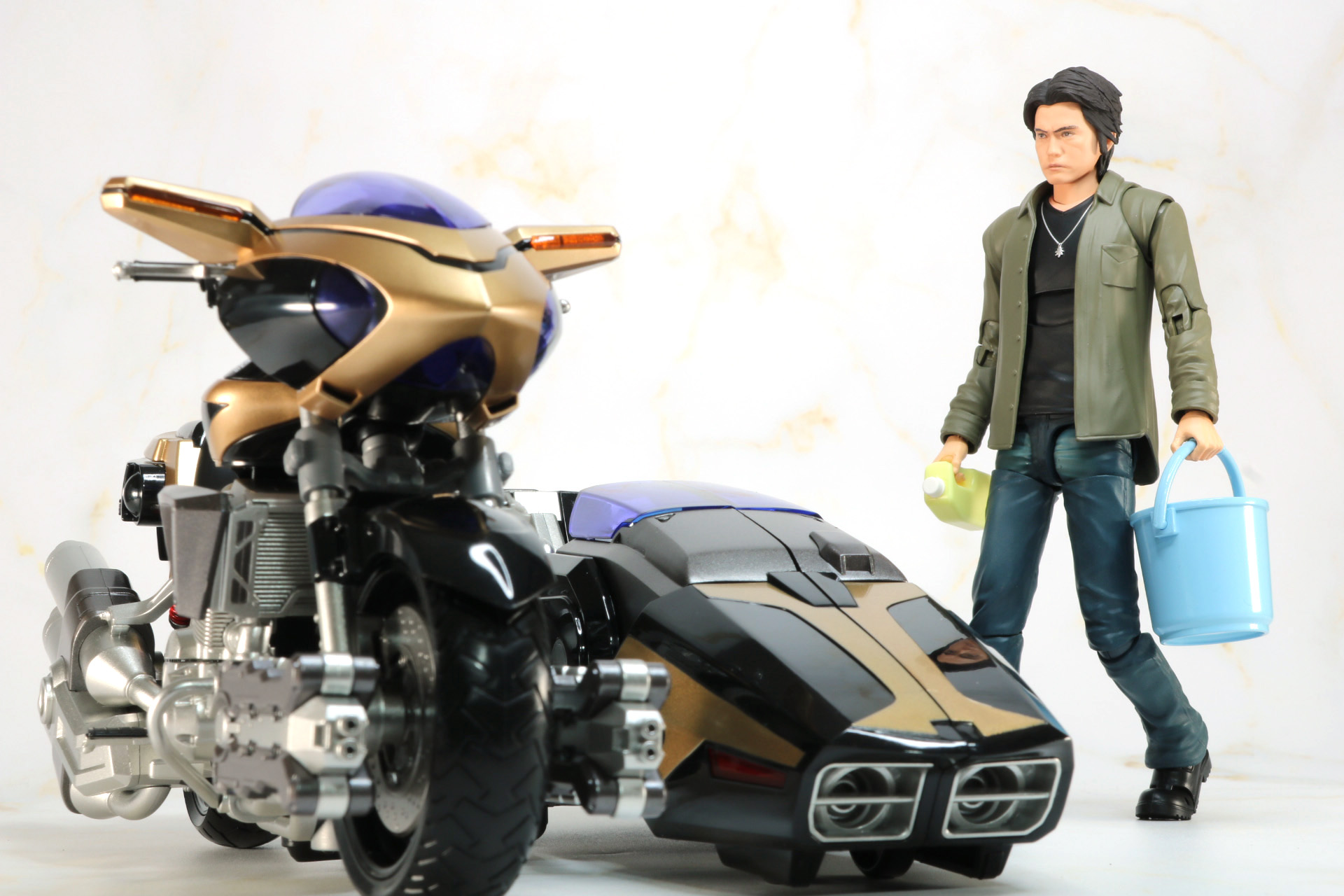 バケツとボトルを手に洗車を準備する草加雅人