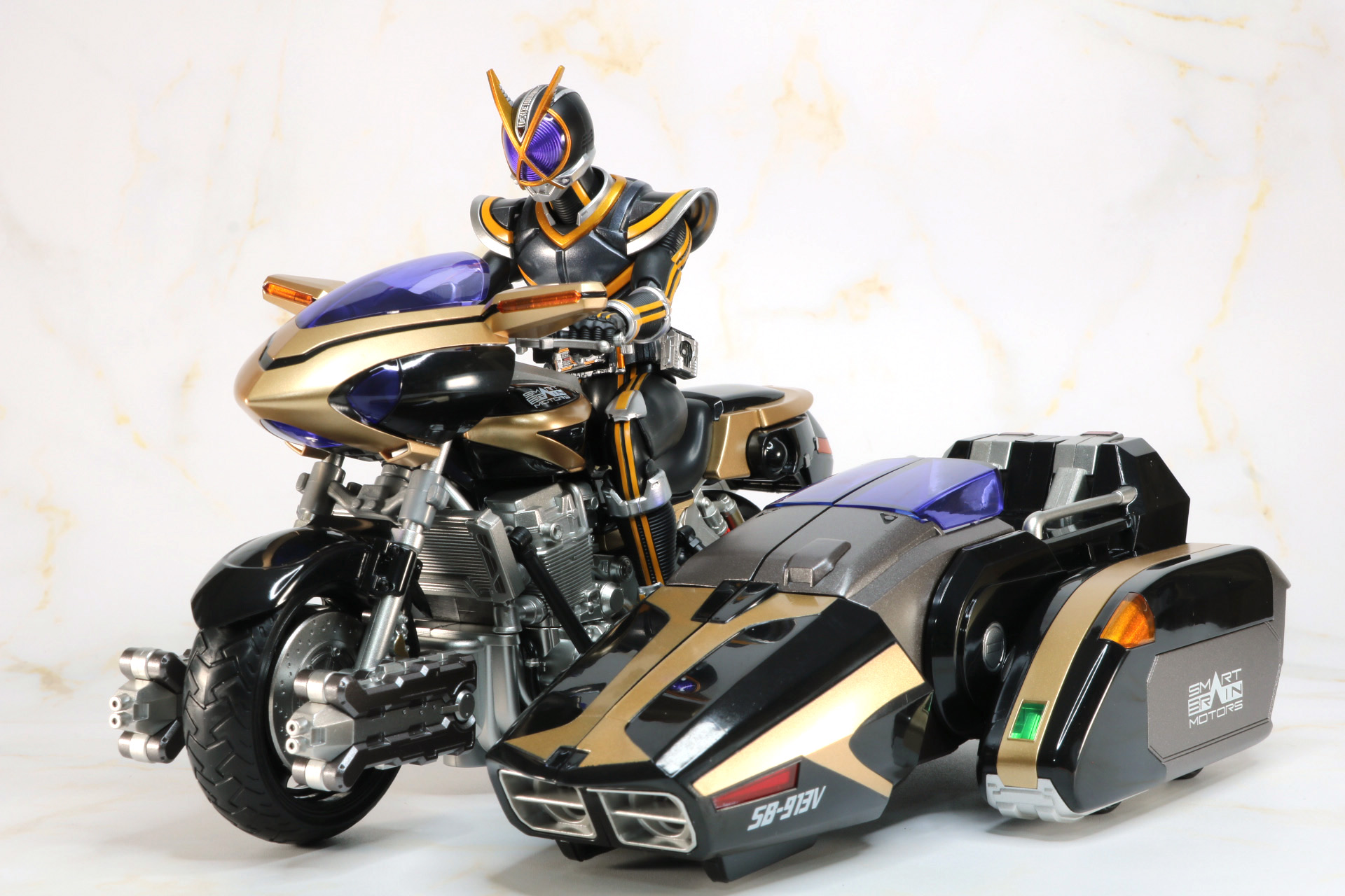 別売りの「S.H.Figuarts（真骨彫製法） 仮面ライダーカイザ」を乗せた状態