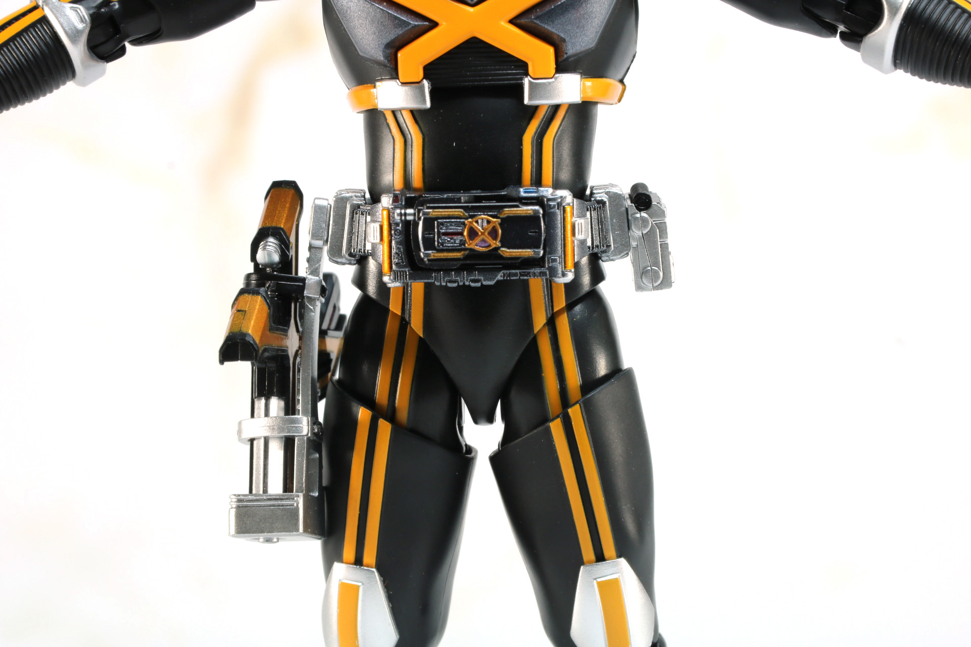「S.H.Figuarts（真骨彫製法） 仮面ライダーカイザ」をニーラーシャトルに乗せる場合、サイドのホルダーを外す